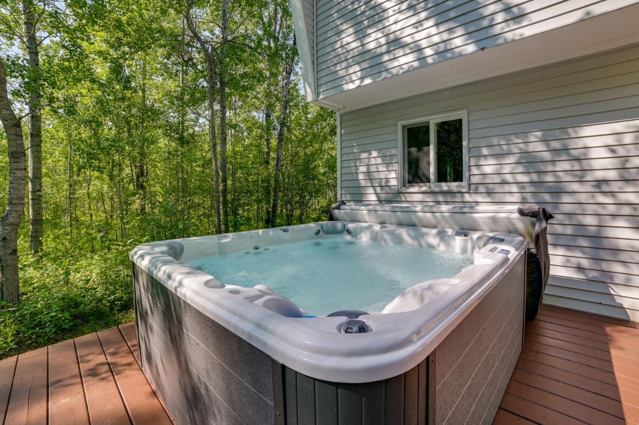 Northern Michigan Hideaway with Hot Tub and Fire Pit! - B&B