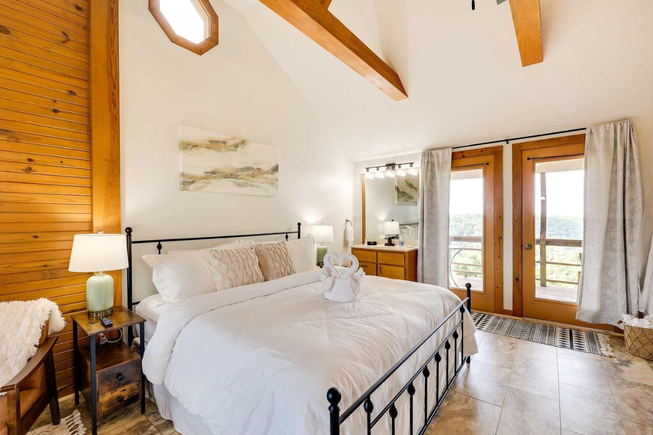 Lovely Ozarks Cabin Rental about 5 Mi to Beaver Lake! - B&B