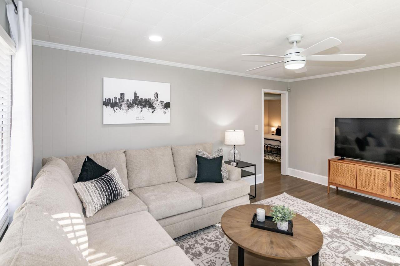 Stylish & Comfy 5 Location Private Backyard Updated Close to Downtown Walkable - B&B