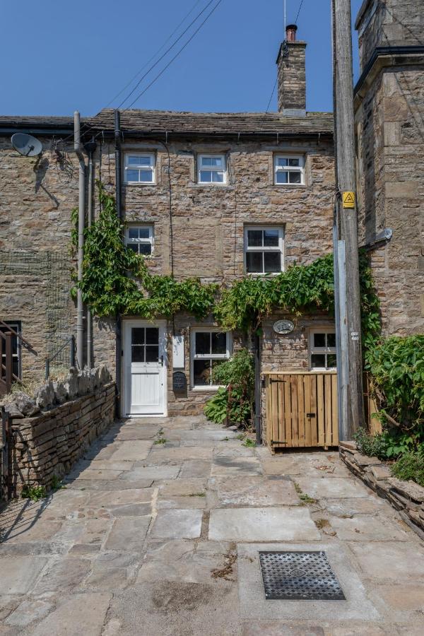 B&B Hawes - Chapel Cottage with Log Burner (Dog Friendly) - Bed and Breakfast Hawes