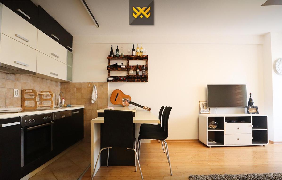 Deluxe Apartment 1BR+ with Parking - B&B