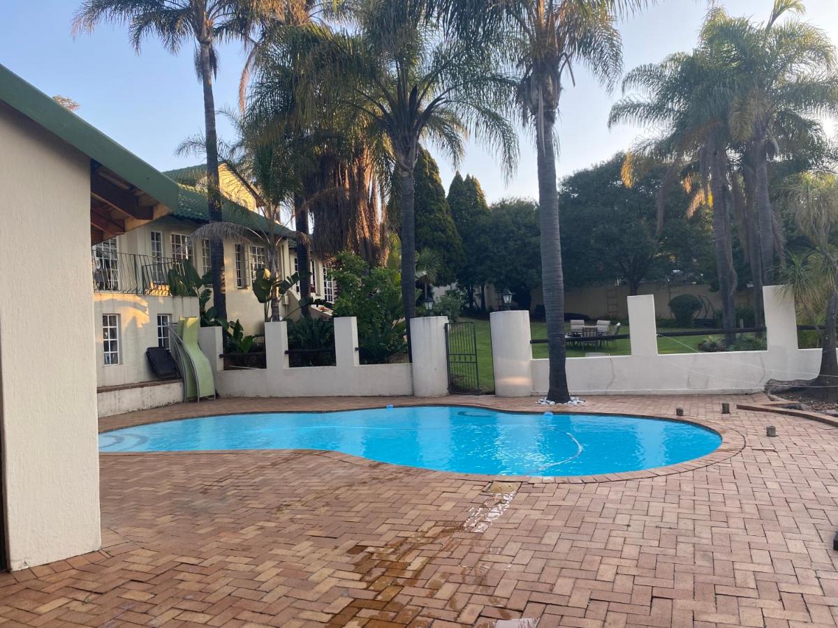 Safari Apartments -Beautiful 3 bedrooms, 10-seater dining , TV room, Garden & Pool - Bed and Breakfast
