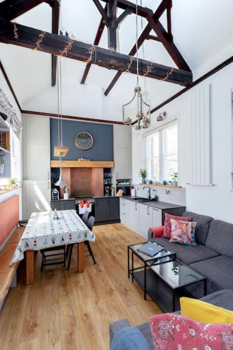2 The Old Schoolhouse: En-suite, hot tub, parking, pets - B&B Whitstable
