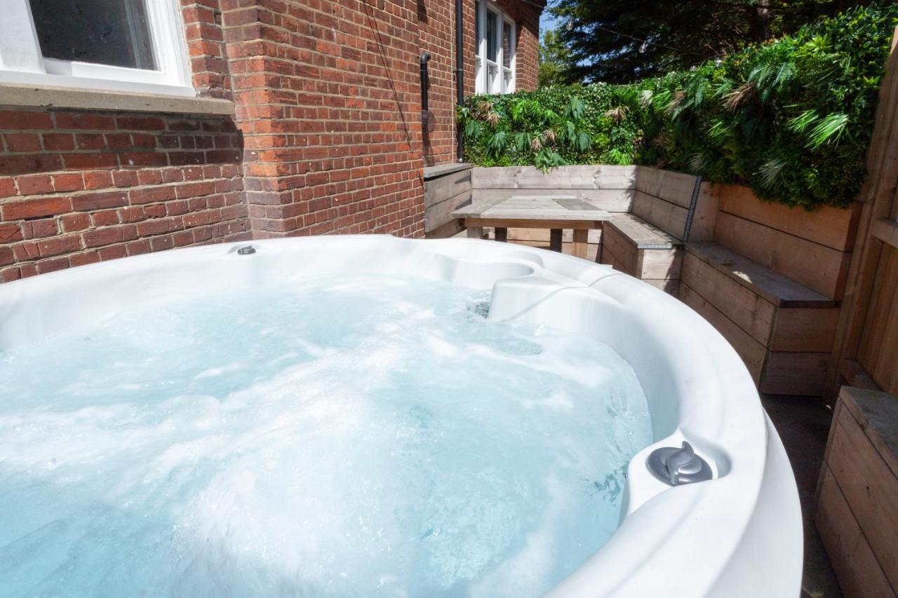 B&B Whitstable - 2 The Old Schoolhouse: En-suite, hot tub, parking, pets - Bed and Breakfast Whitstable