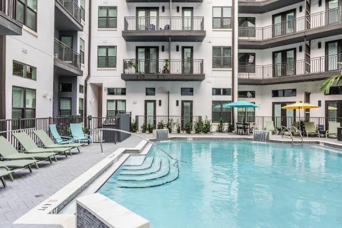 B&B Tampa - Luxury Condo in Ybor City Tampa w/Pool access - Bed and Breakfast Tampa