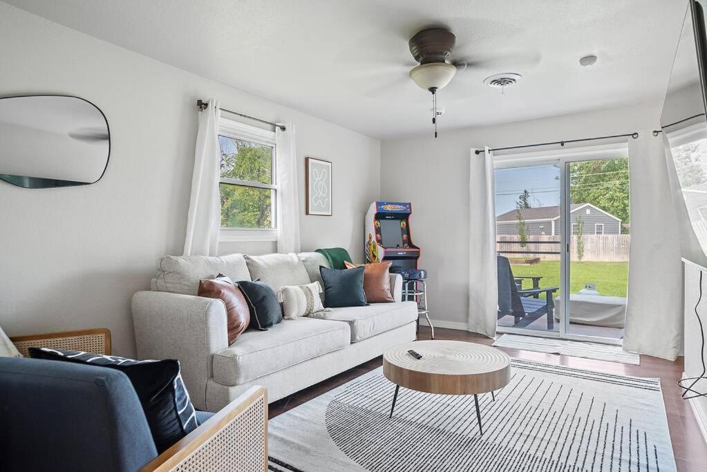 Charming Home-Pet-Friendly-LG Fenced Backyard - Bed and Breakfast Rapid City