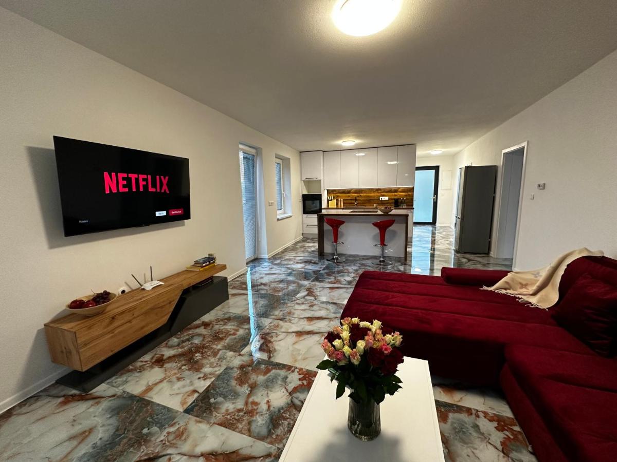 GRAND HYATT APPARTMENTS - Ferienwohnung Podhájska