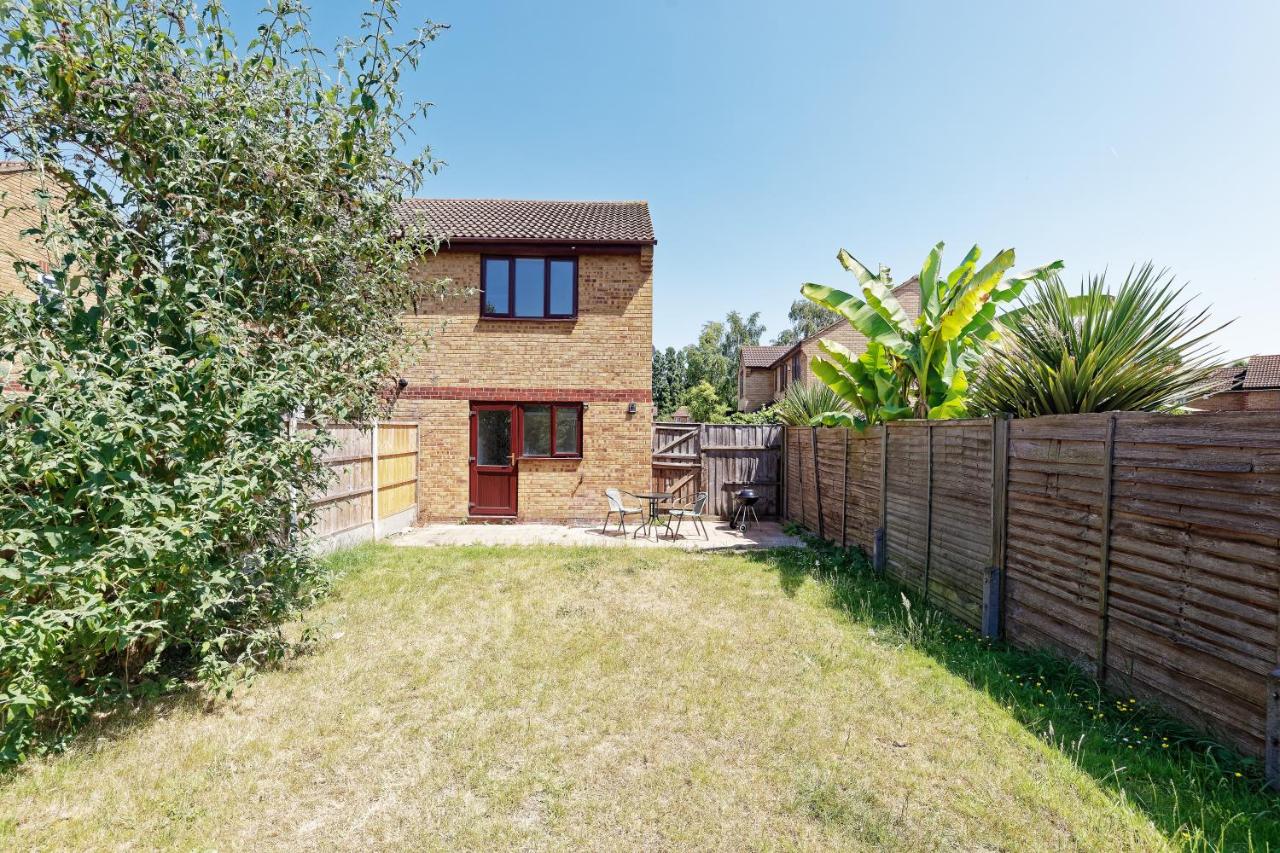 Comfortable Home in Kent, Sleeps 6 - Parking Available - Bed and Breakfast