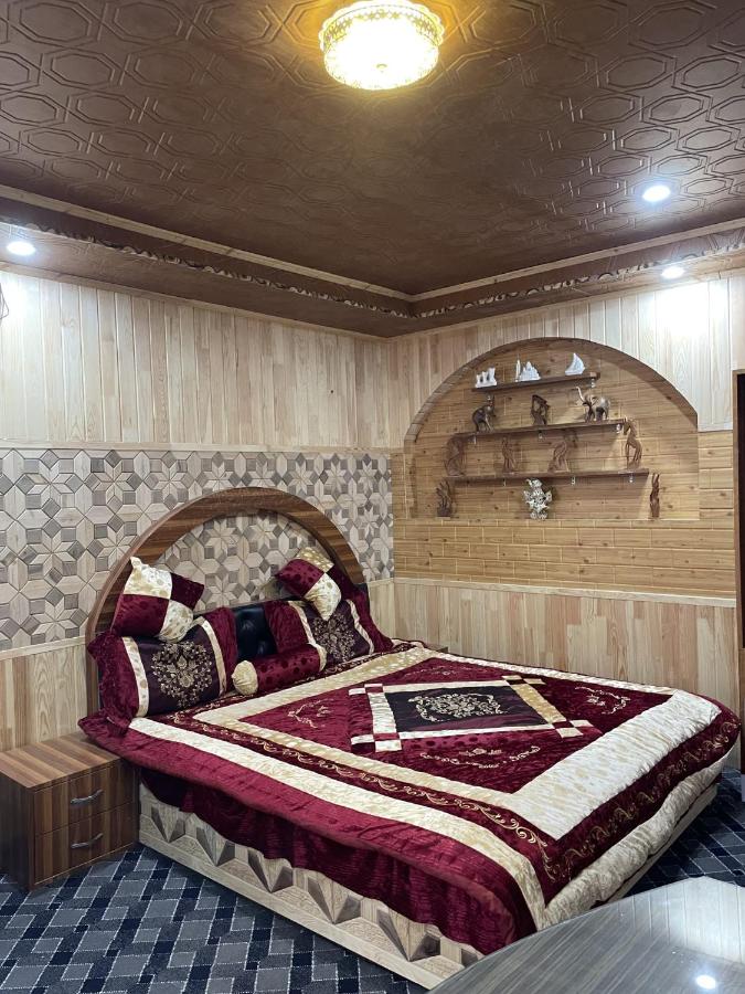 B&B Srinagar - Red Wonder Homestay - Bed and Breakfast Srinagar
