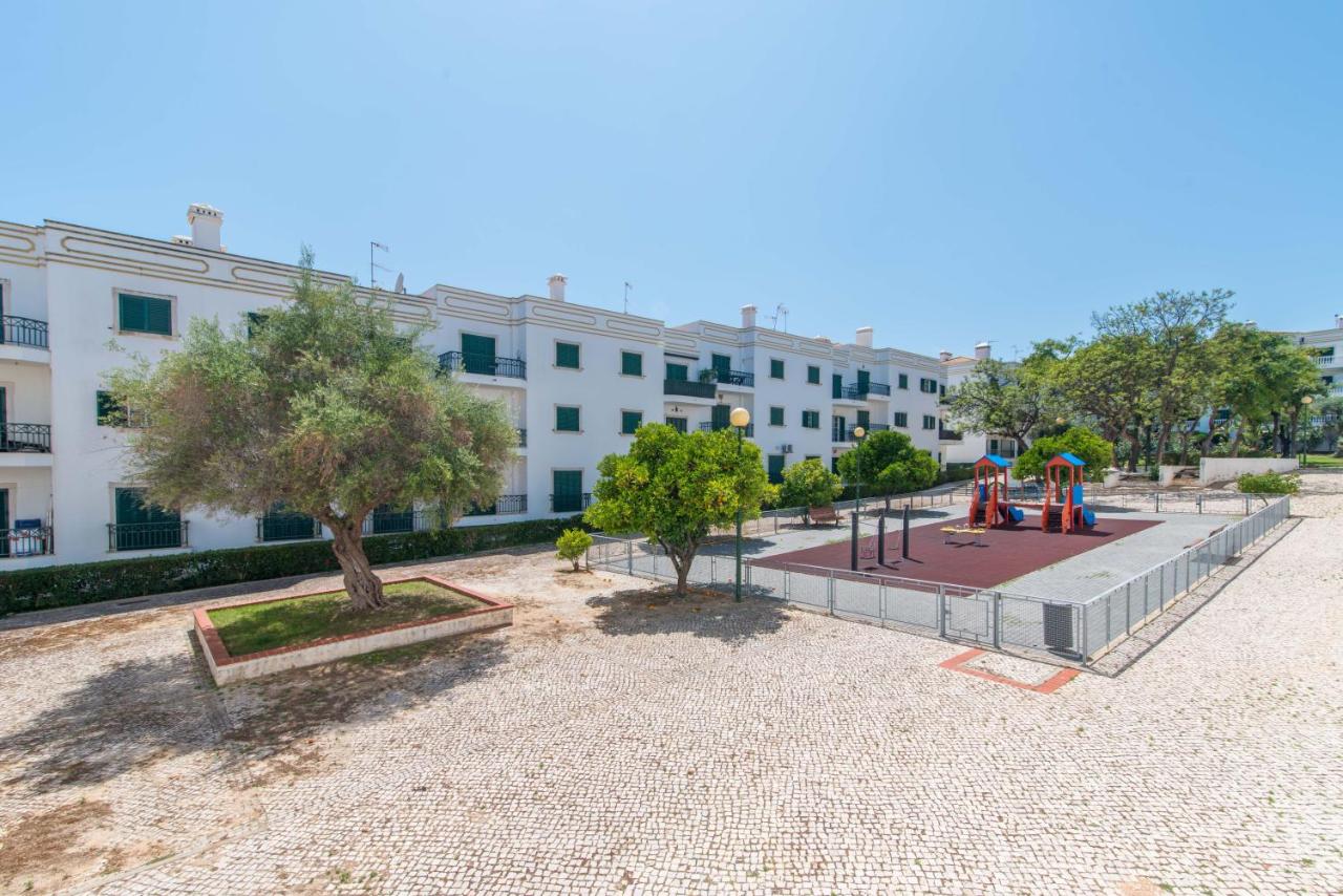 Casa do Lagar 2BDR - 4 mins walk train station - quiet - balcony - wi-fi - B&B