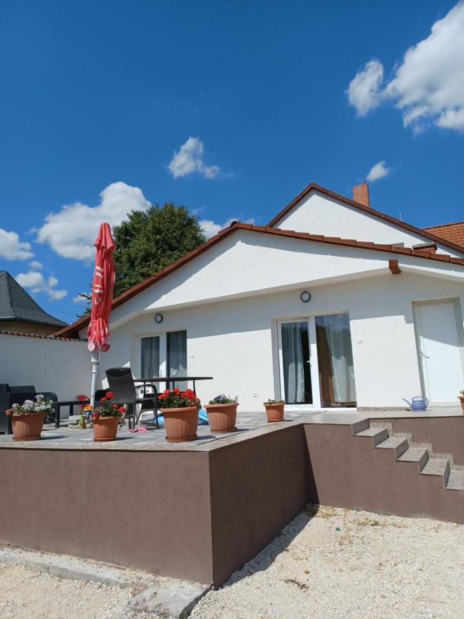 B&B Balatonfűzfő - Gyuszika Vendégház - Bed and Breakfast Balatonfűzfő