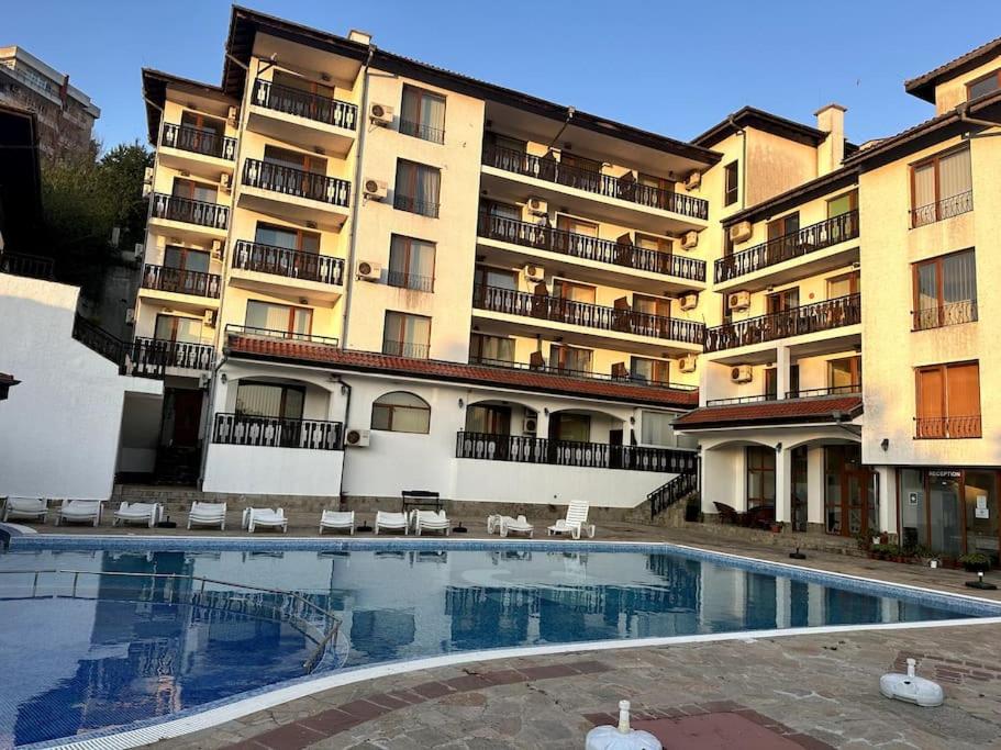 Spacious Fully Furnished Studio in Kavarna Apart Hotel - B&B