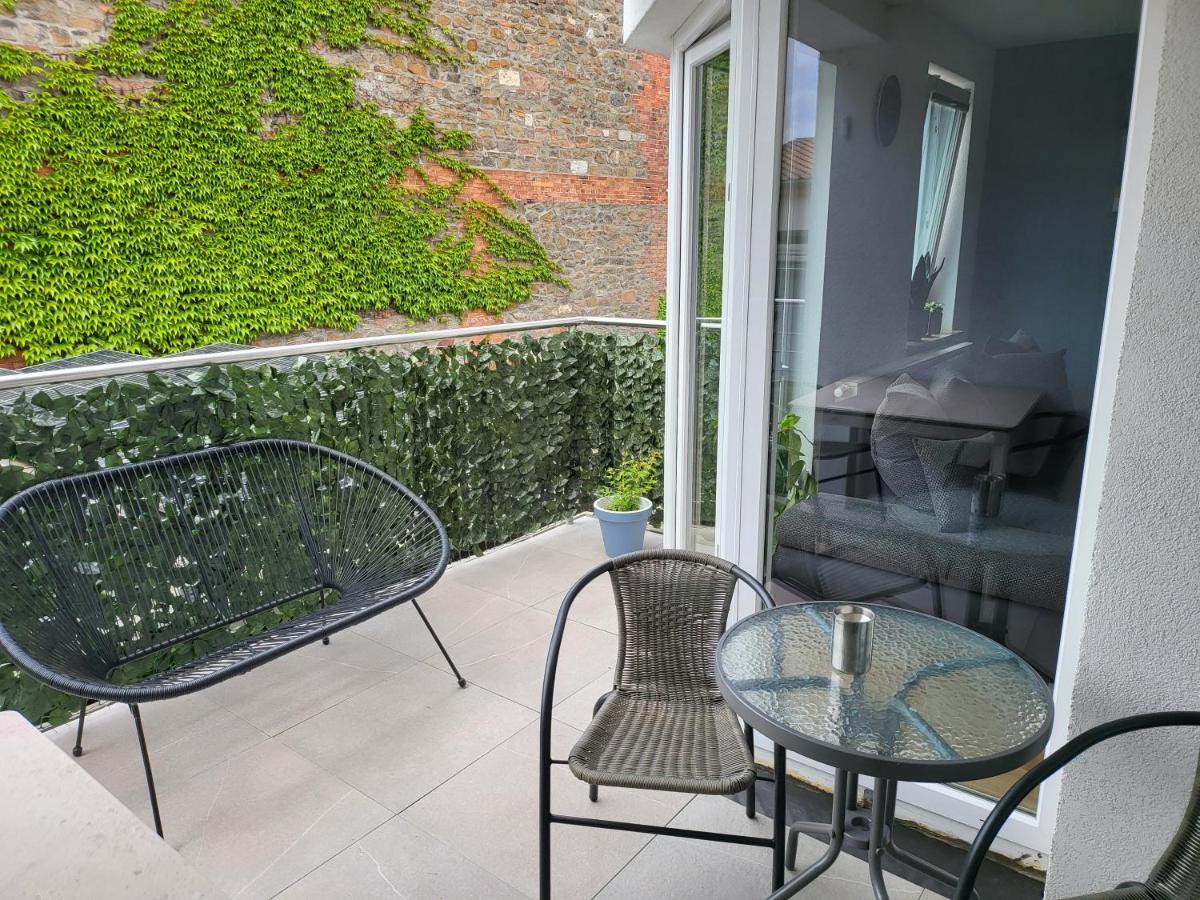 Top ausgestattetes drei Zimmer Apartment mit großer Sonnenterrasse - B&B