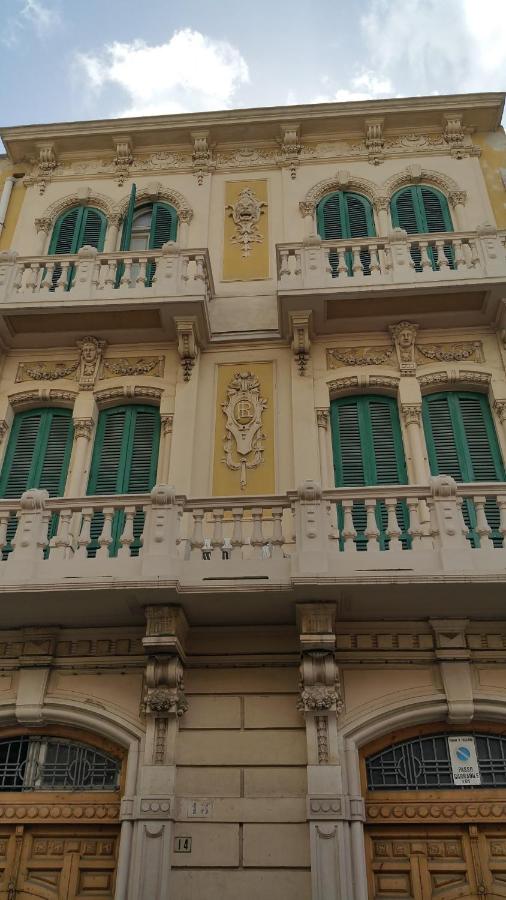 Palazzo Lagioia 2: prestigioso miniappartamento - B&B