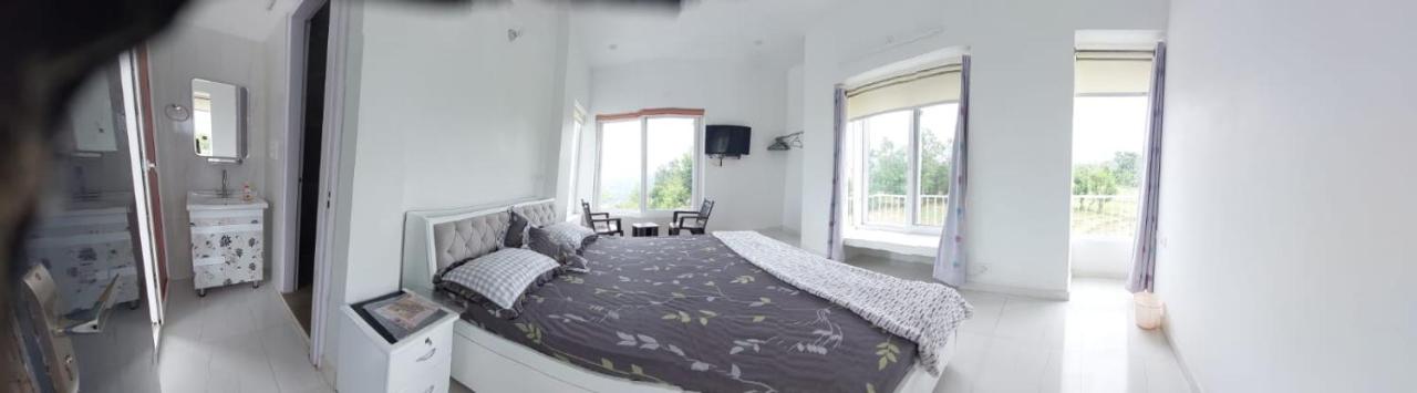 Habitación con cama extragrande y vistas a la montaña