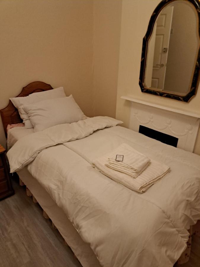 B&B Seven Kings - Single Bedroom available - Train station London Seven Kings - Bed and Breakfast Seven Kings