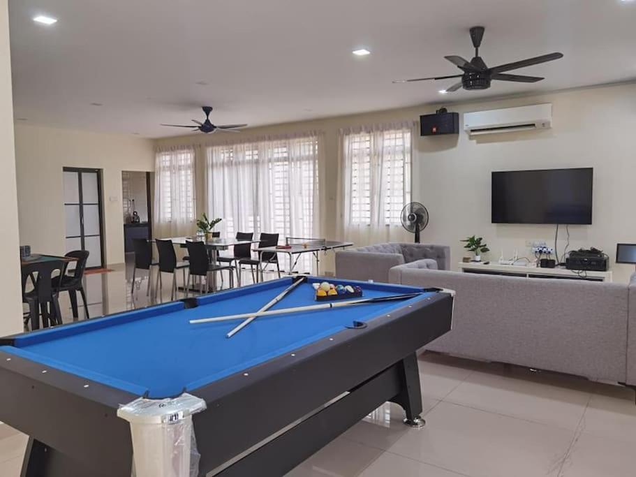 B&B Johor Bahru - Mount Austin Corner Karaoke 24 pax with pool table - Bed and Breakfast Johor Bahru