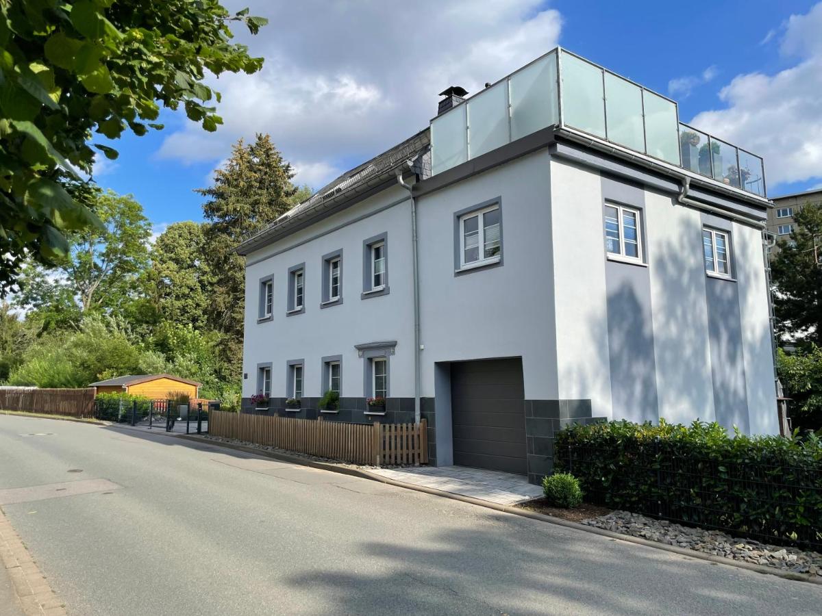 B&B Chemnitz - Ferienhaus Villa Adelsberg mit Dachterrasse in Zentraler Lage für bis zu 10 Personen - Bed and Breakfast Chemnitz