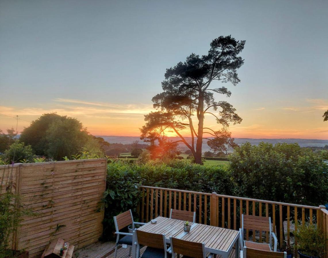 Minutes from Lyme Regis Self-Catering Suite with Stunning Countryside Views & Double Bath - B&B