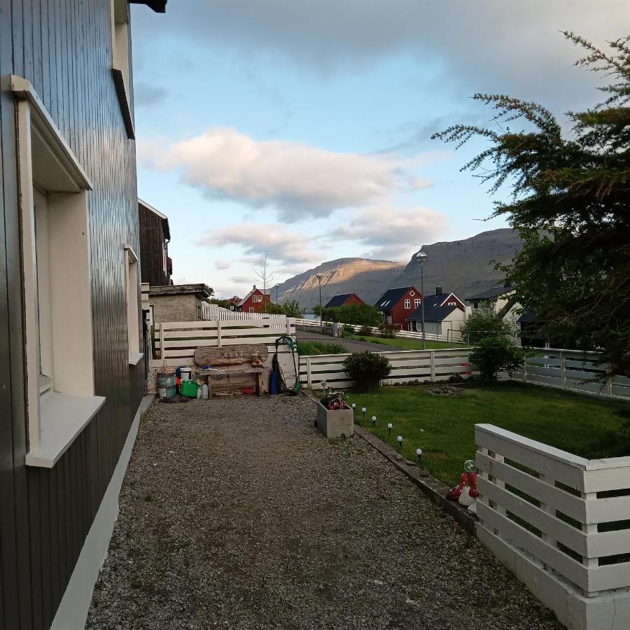 Experience unique Faroe Islands holiday home by the sea with great views, fully equipped kitchen and reliable Wi-Fi - Bed and Breakfast Norðragøta
