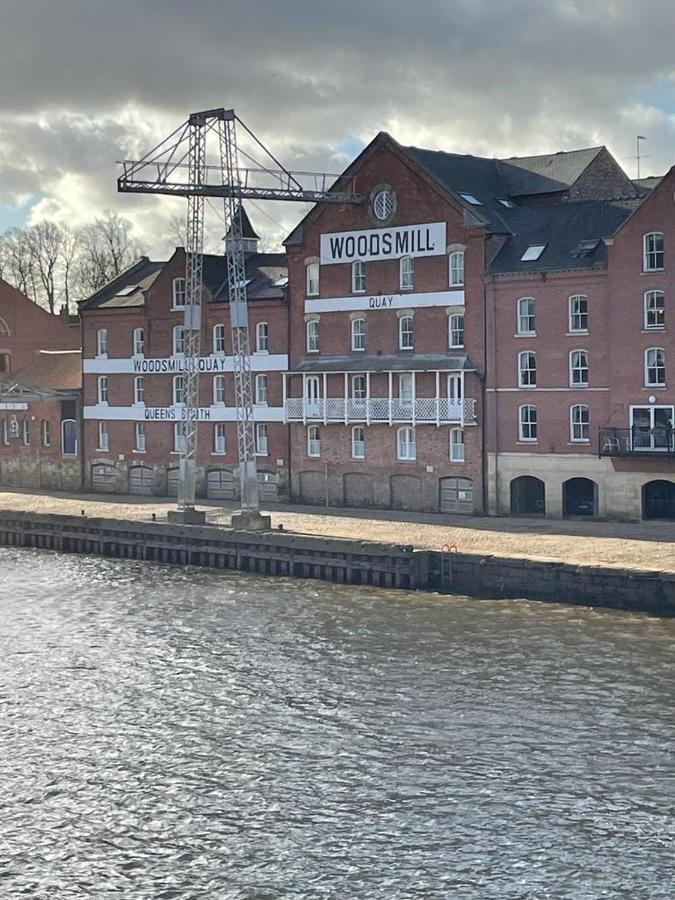 Luxury Riverside City Centre Apartment - Bed and Breakfast