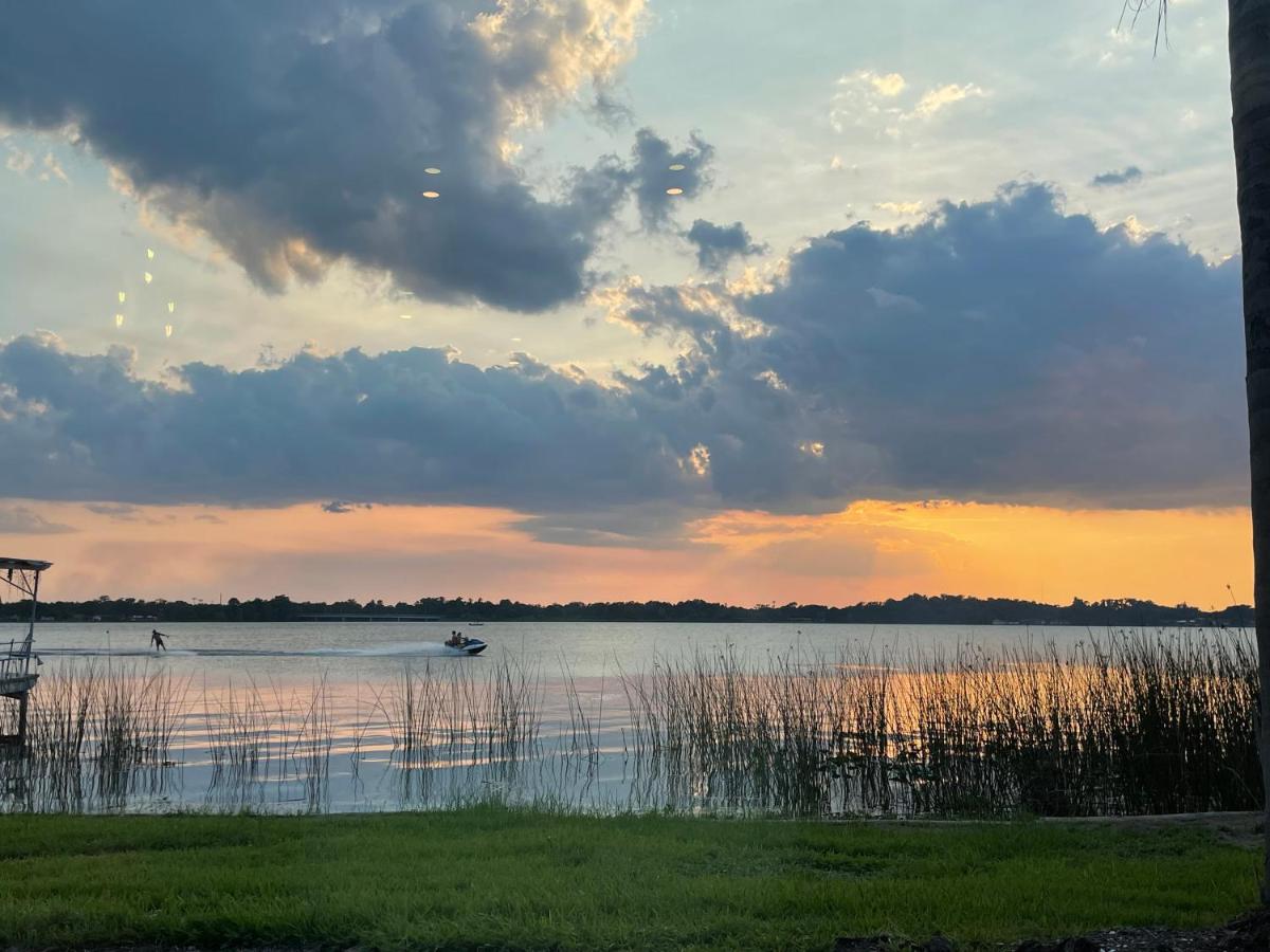 Clear Lake Retreat: Private pool, lakefront - B&B Orlando