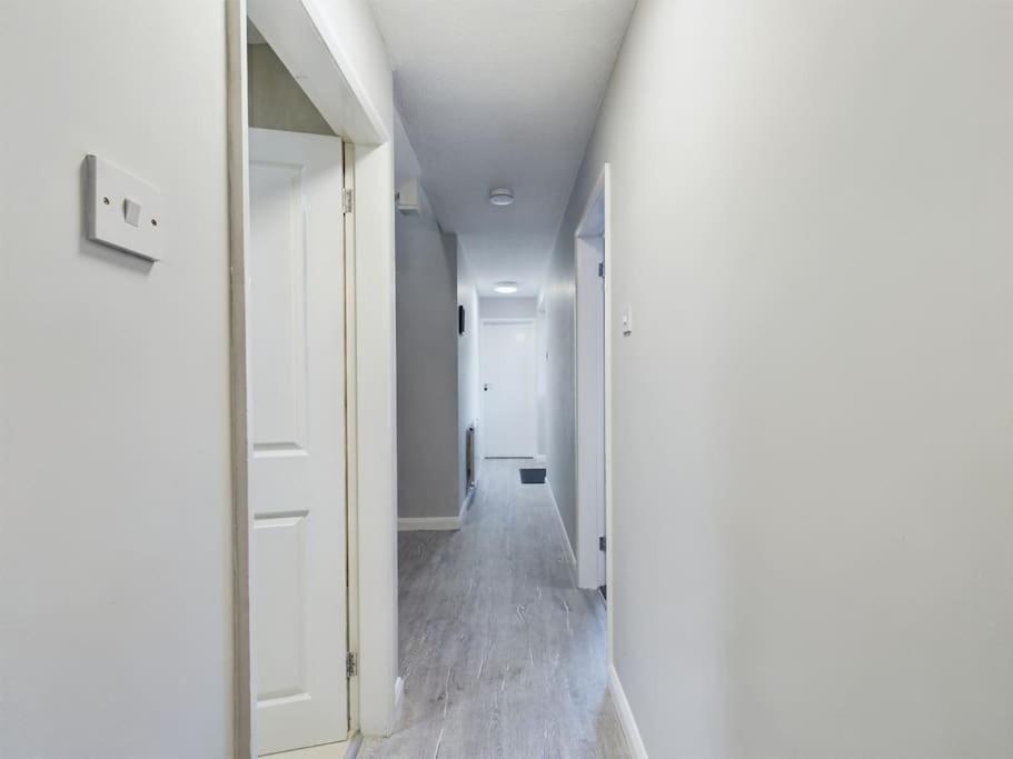 Luxury accommodation by Our Home Short Stays with free parking fast wifi and TVs in every room ideal for contractors and families - B&B