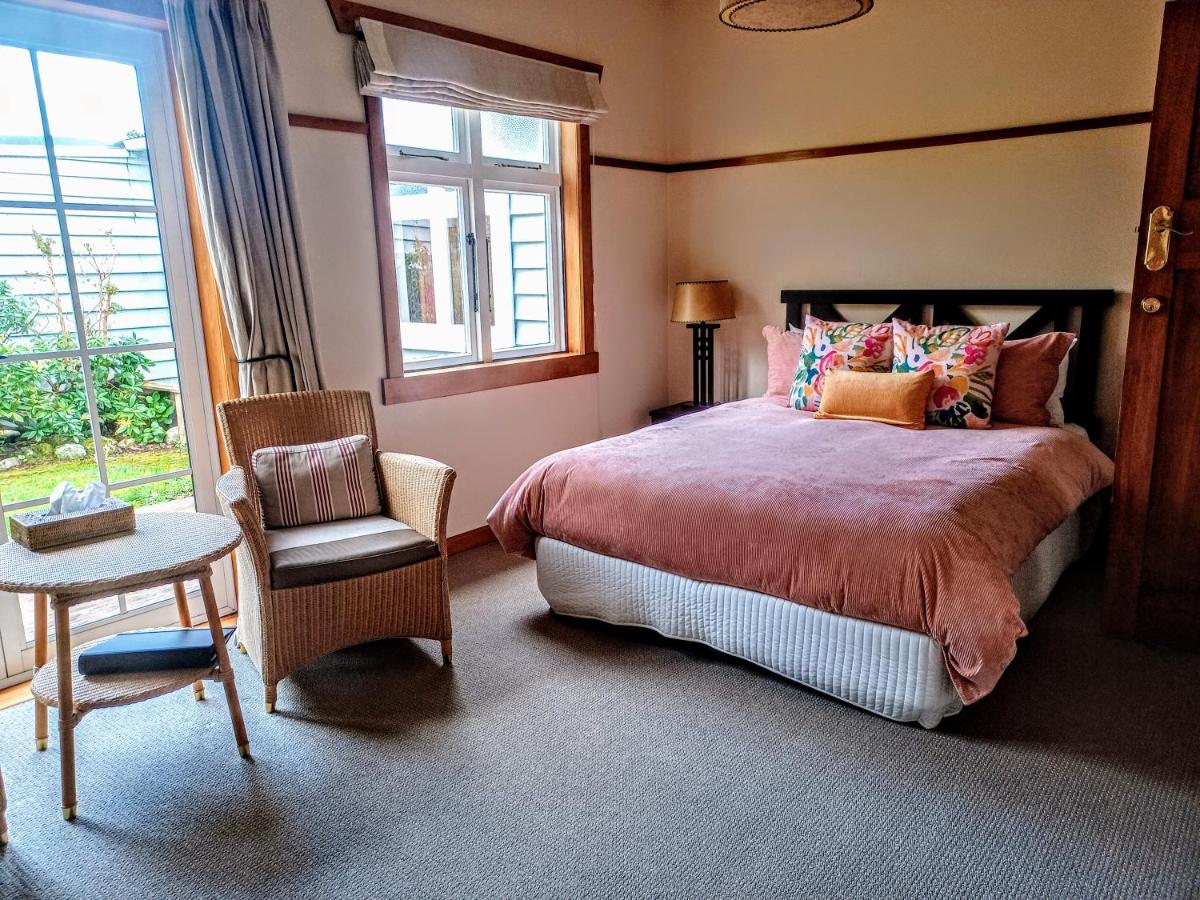 Zimmer mit Queensize-Bett und Gartenblick