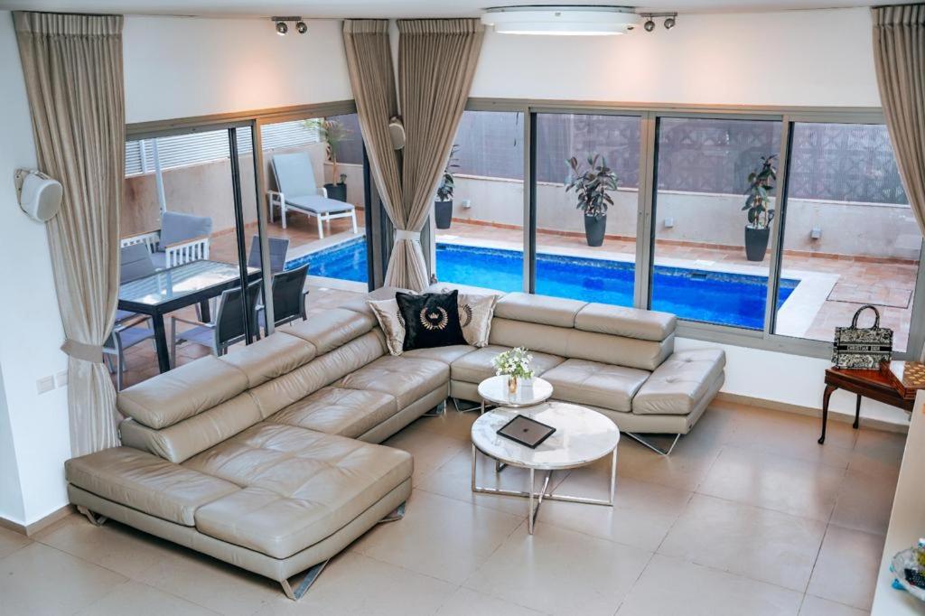 B&B Rishon LeZiyyon - O&O Group - Prestigious Beachfront Villa W Private Pool - Bed and Breakfast Rishon LeZiyyon