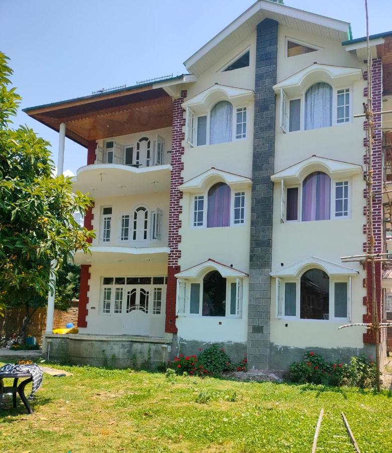 B&B Srinagar - New Zamrood Holiday Home - Bed and Breakfast Srinagar