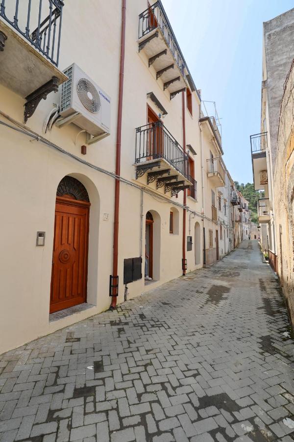 Case Ruggieri Apartments - Don Leonardo - B&B Gratteri