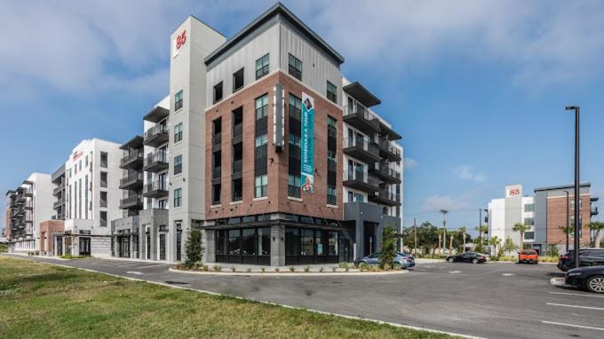 Luxury Condo in Ybor City Tampa w/Pool access - Bed and Breakfast