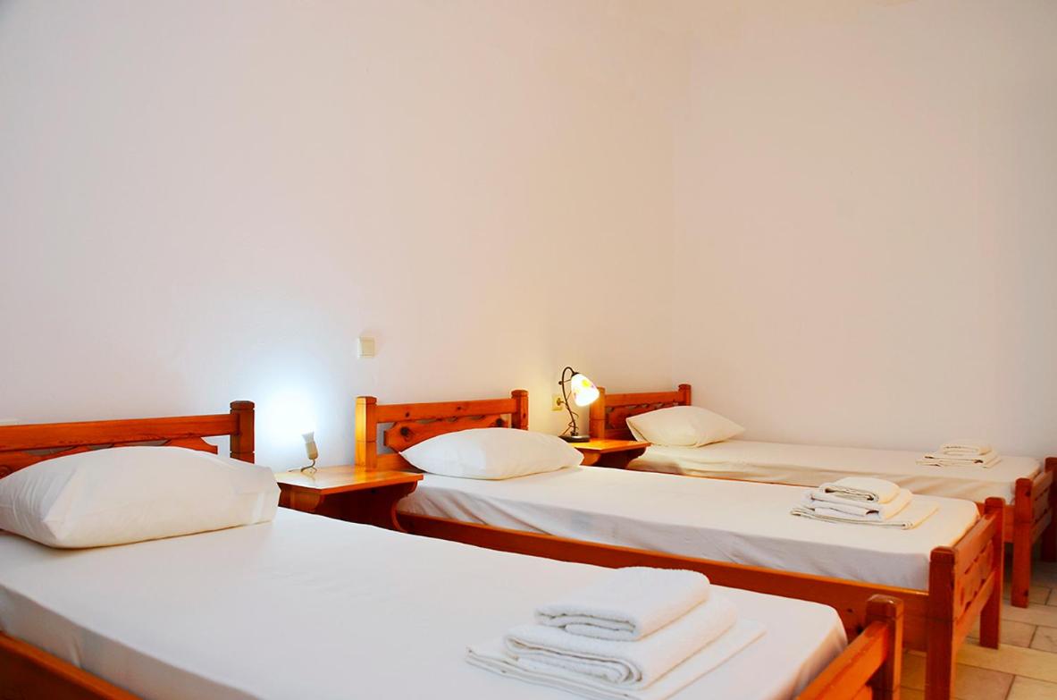 Basic Triple Room with Shared Bathroom