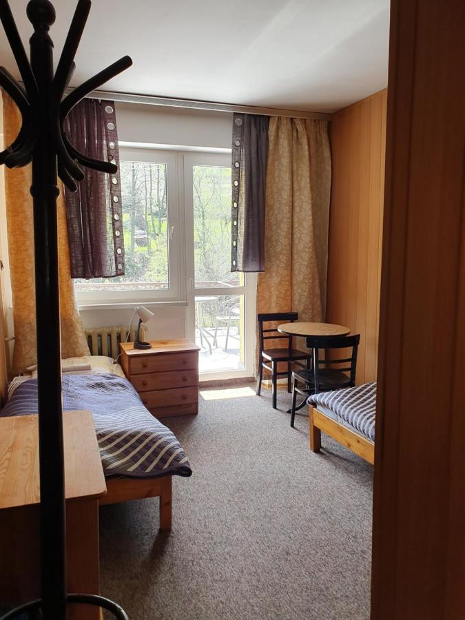 Zweibettzimmer mit Bergblick
