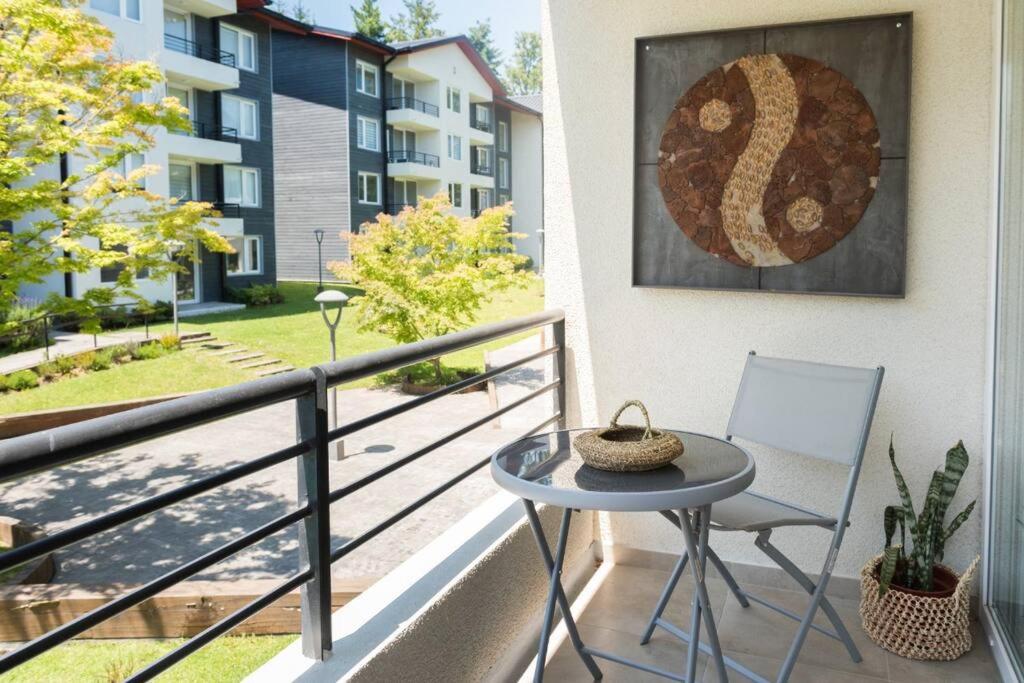 PUCON depto NUEVO! DOS DORMITORIOS DOS BAÑOS, en condominio con estacionamiento,balcon, super equipado, WIFI Y CABLE, PISCINA CON JARDINES, ZONA TRANQUILA A SOLO 5 MINUTOS DEL CENTRO EN AUTO - B&B
