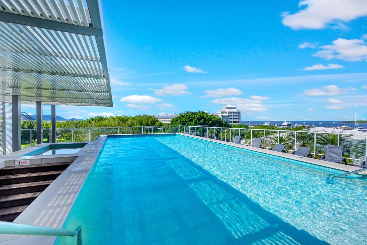 B&B Cairns - City Living at Harbour Lights - Bed and Breakfast Cairns