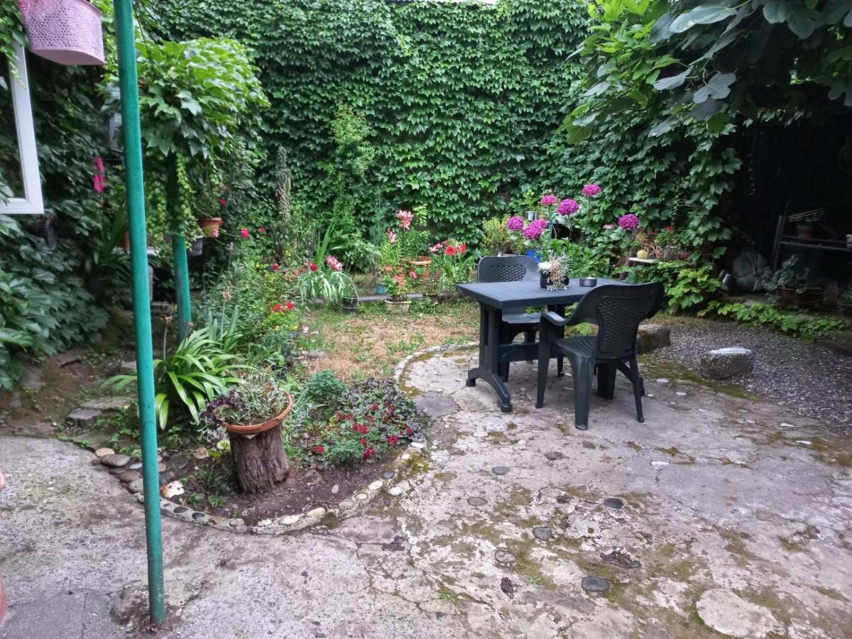 Batumi Apartment with Terrace - Bed and Breakfast Batoemi