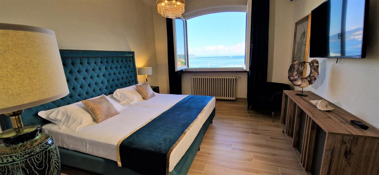 Kamer met Queensize Bed en Uitzicht op Zee