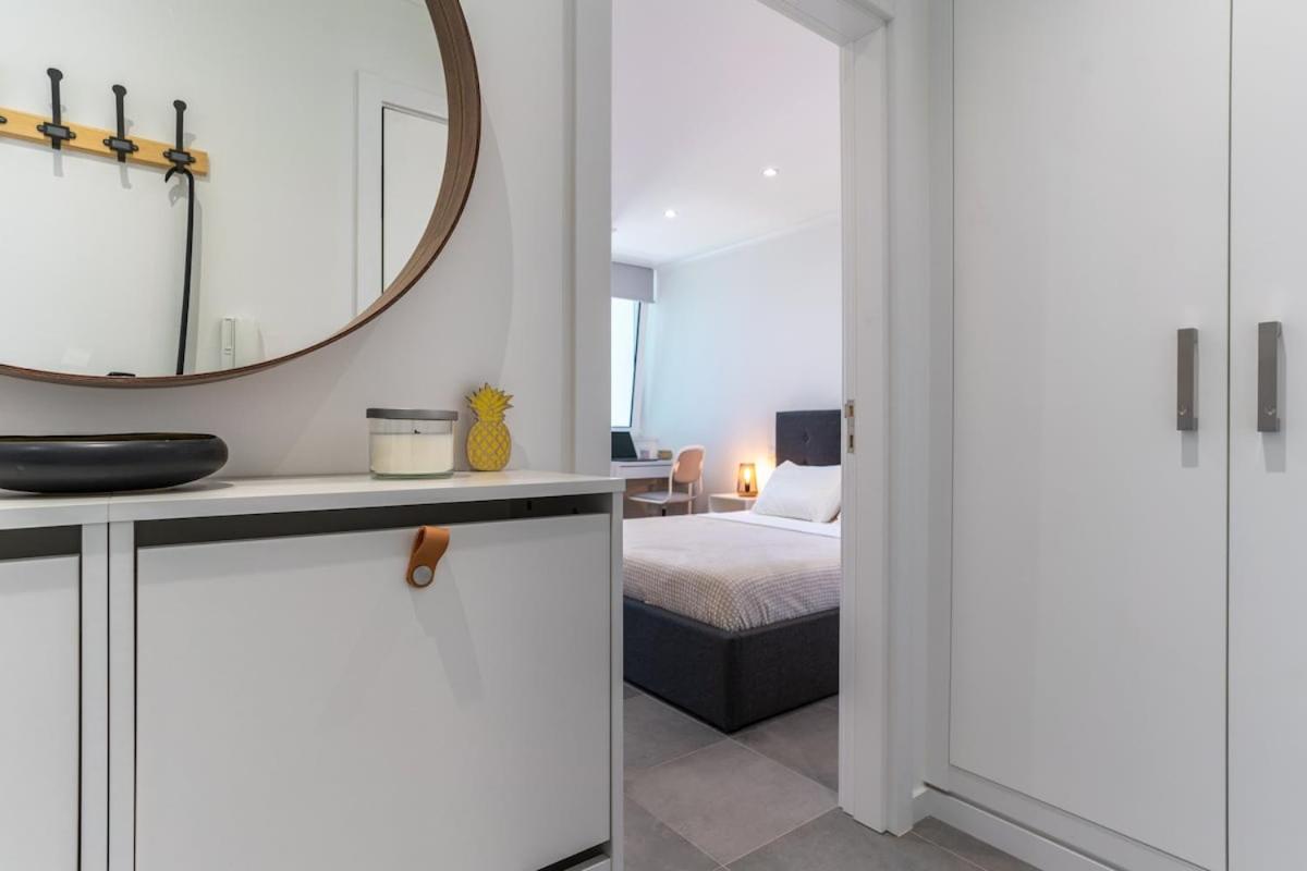 Modern Apartment with Ocean View & Terrace - Free Access to Pool and Tennis Courts by Lisbeyond - Chambres d'hôtes Portimão