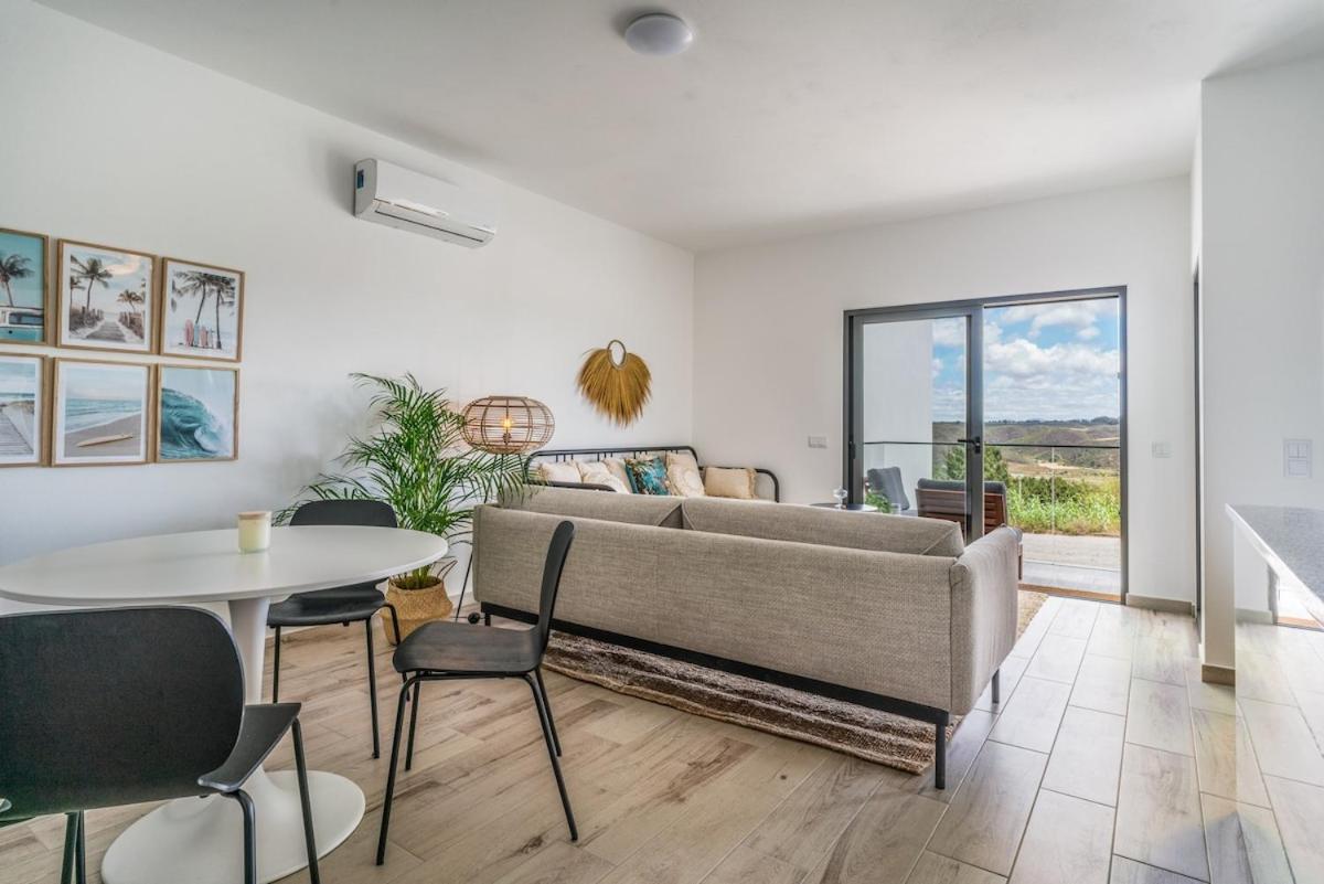 Sun Sand Surf Apartment - Brand New & Cozy Apt in Aljezur - B&B