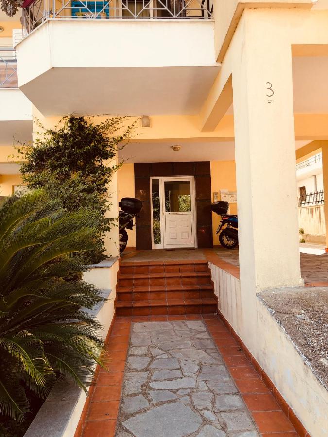 Steel & Oak-Stylish Stay Near Shore - Chambres d’hôtes Kavala