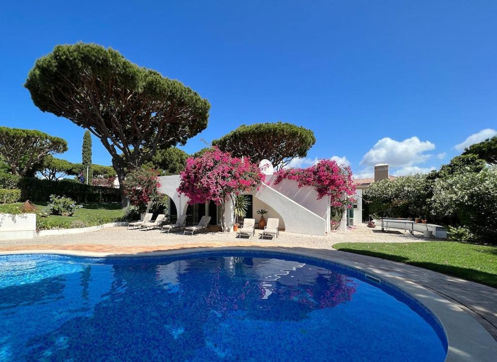 B&B Vale do Lobo - Traditional 3 bedroom villa with great pool in the heart of Vale do Lobo - Bed and Breakfast Vale do Lobo