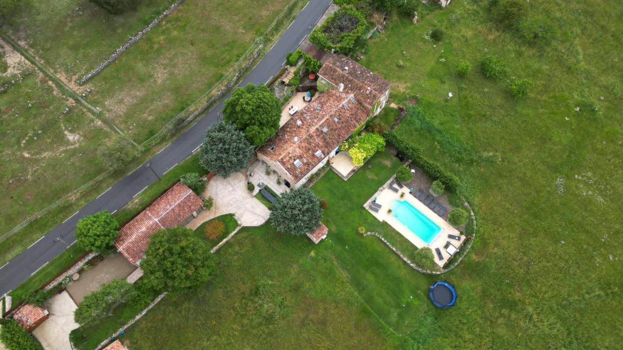 Mas provençal les vanades - Bed and Breakfast Ampus