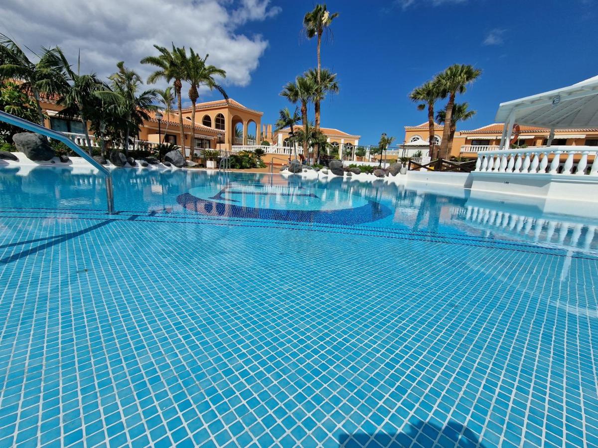 Apartment Playa Las Vistas 2 with breathtaking sea view, only 100 m to the sea, heated pool, aircondition for a fee, wifi - Chambres d'hôtes Playa de las Américas