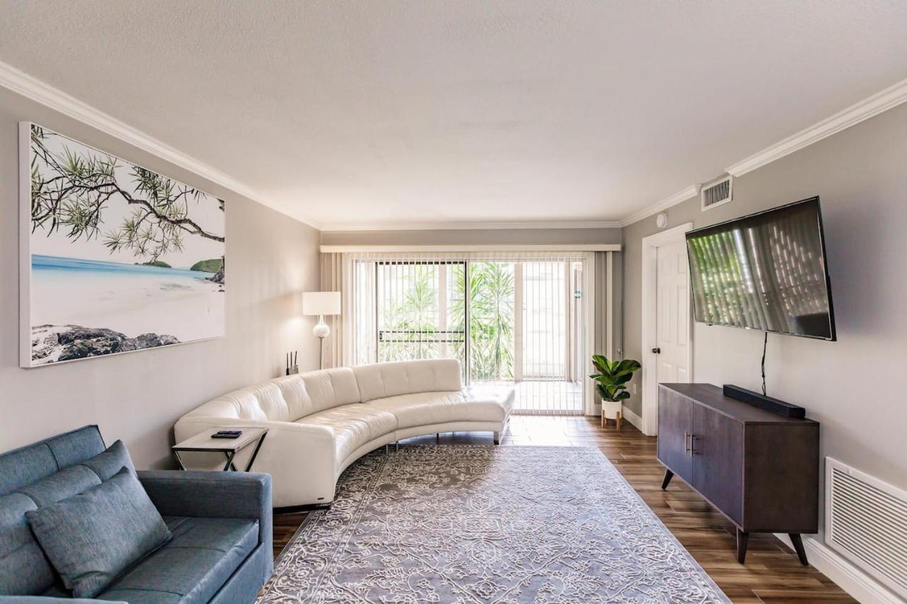 Bright 2 bedroom 2 bath condo with pool - B&B