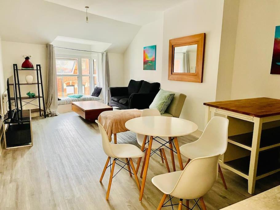 B&B Woking - Central modern 1 Bed 1 Bath flat - Bed and Breakfast Woking