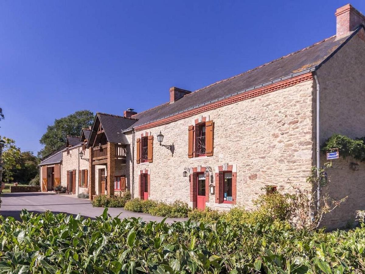 Chambre rustique avec lit king-size, cheminée, petit-déjeuner et équipements pour enfants à Bouvron - FR-1-306-1249 - Bed and Breakfast