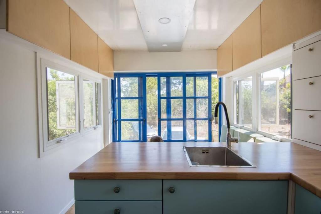 המשאית הצהובה - B&B Yavne’el