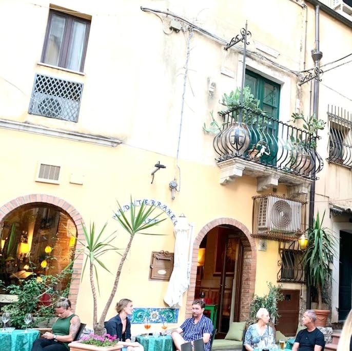 A due passi dal teatro - B&B Taormina