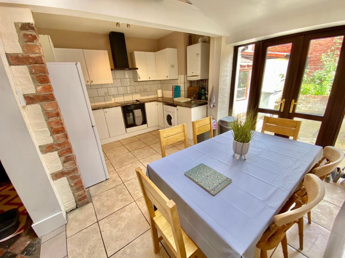 EasyRest House 1 Grantham - 6 Beds & Free Parking - Spacious & Comfy - Access to A1, Town Centre & Shops - B&B Grantham